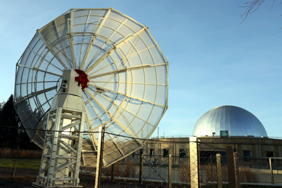 Radioteleskop na Wzgórzu Planetarium. Analogiczna antena stanie też przy alei Klonowej