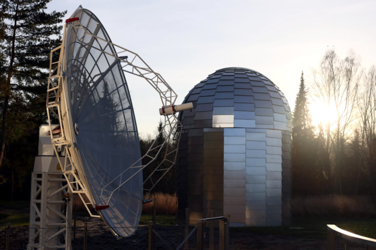 Radioteleskop na Wzgórzu Planetarium. Analogiczna antena stanie też przy alei Klonowej