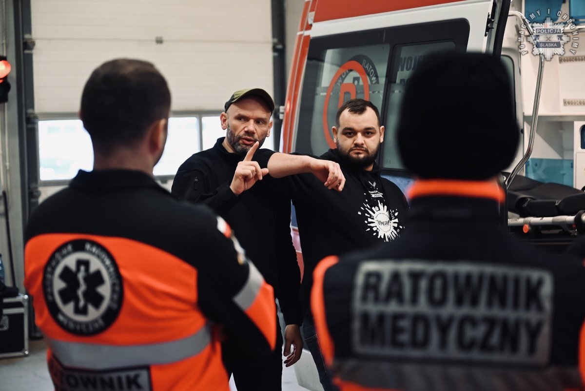 Ratownicy medyczni uczą się samoobrony