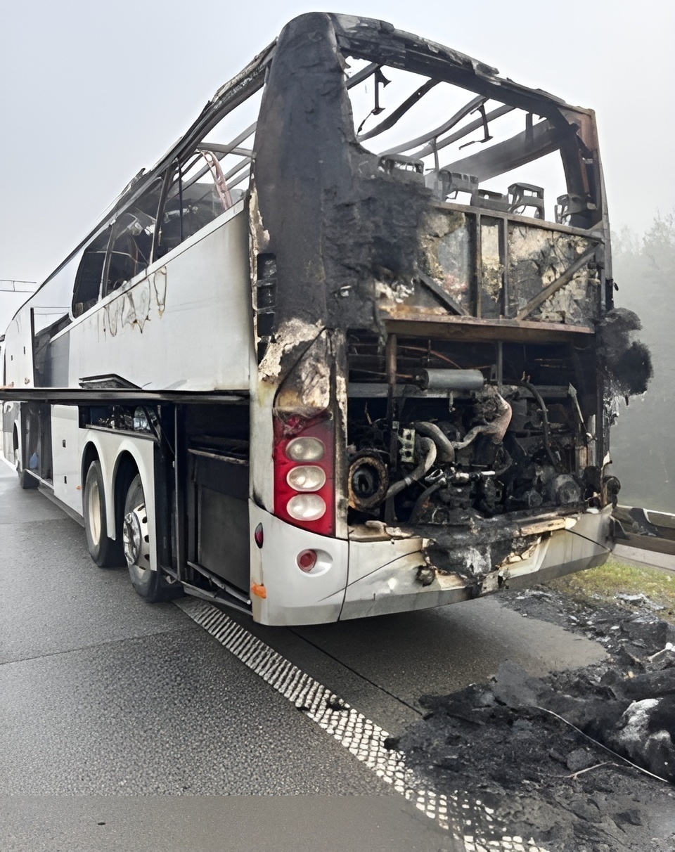Rawa Mazowiecka. Droga ekspresowa S8, węzeł Rawa-Północ. Pożar autokaru z wycieczką szkolną z Mierzęcic. 8 października 2025.