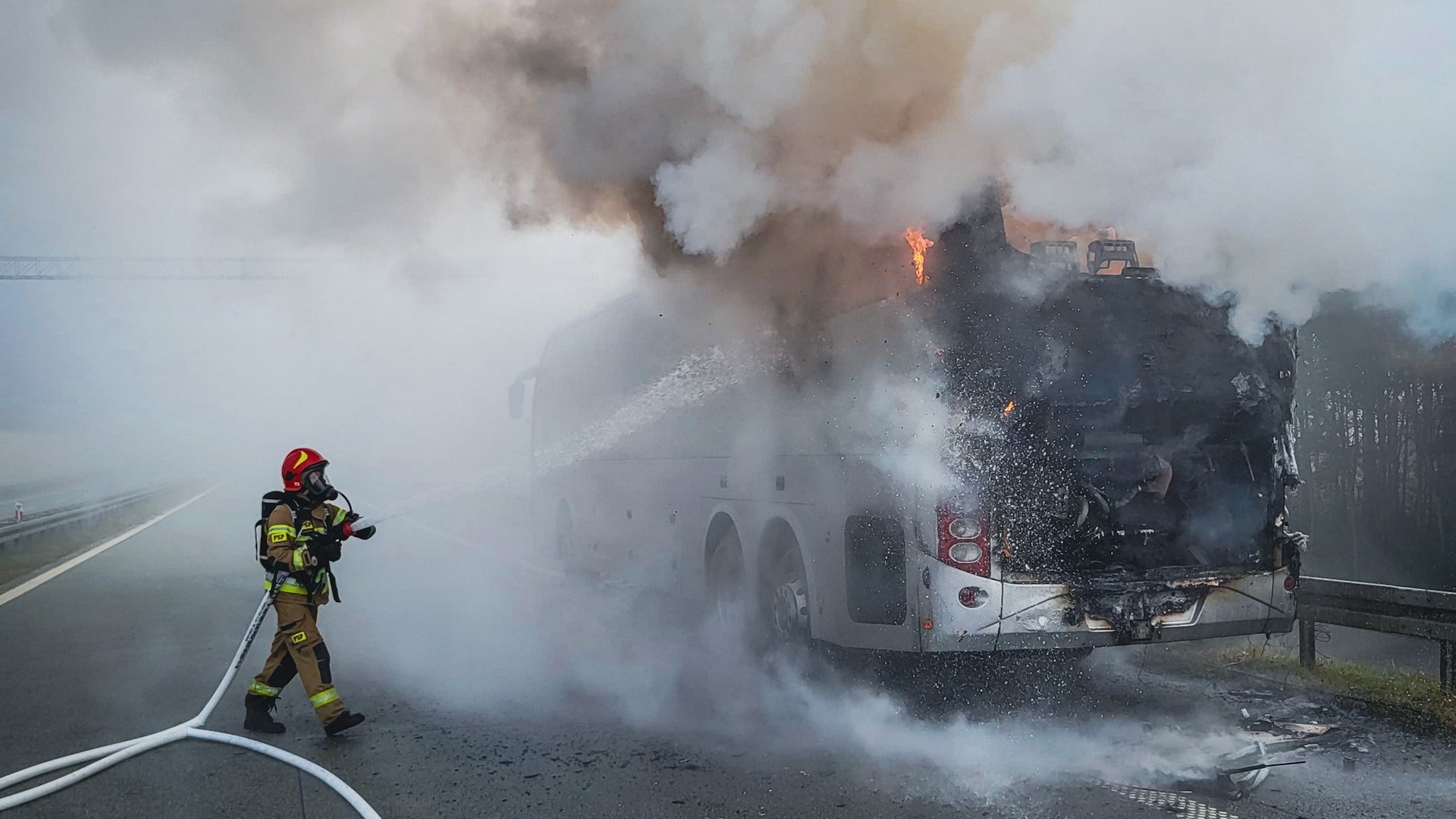 Rawa Mazowiecka. Droga ekspresowa S8, węzeł Rawa-Północ. Pożar autokaru z wycieczką szkolną z Mierzęcic. 8 października 2025.