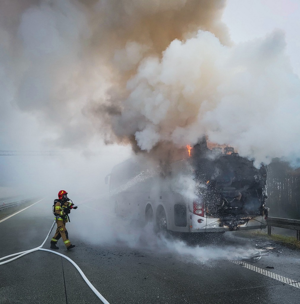 Rawa Mazowiecka. Droga ekspresowa S8, węzeł Rawa-Północ. Pożar autokaru z wycieczką szkolną z Mierzęcic. 8 października 2025.