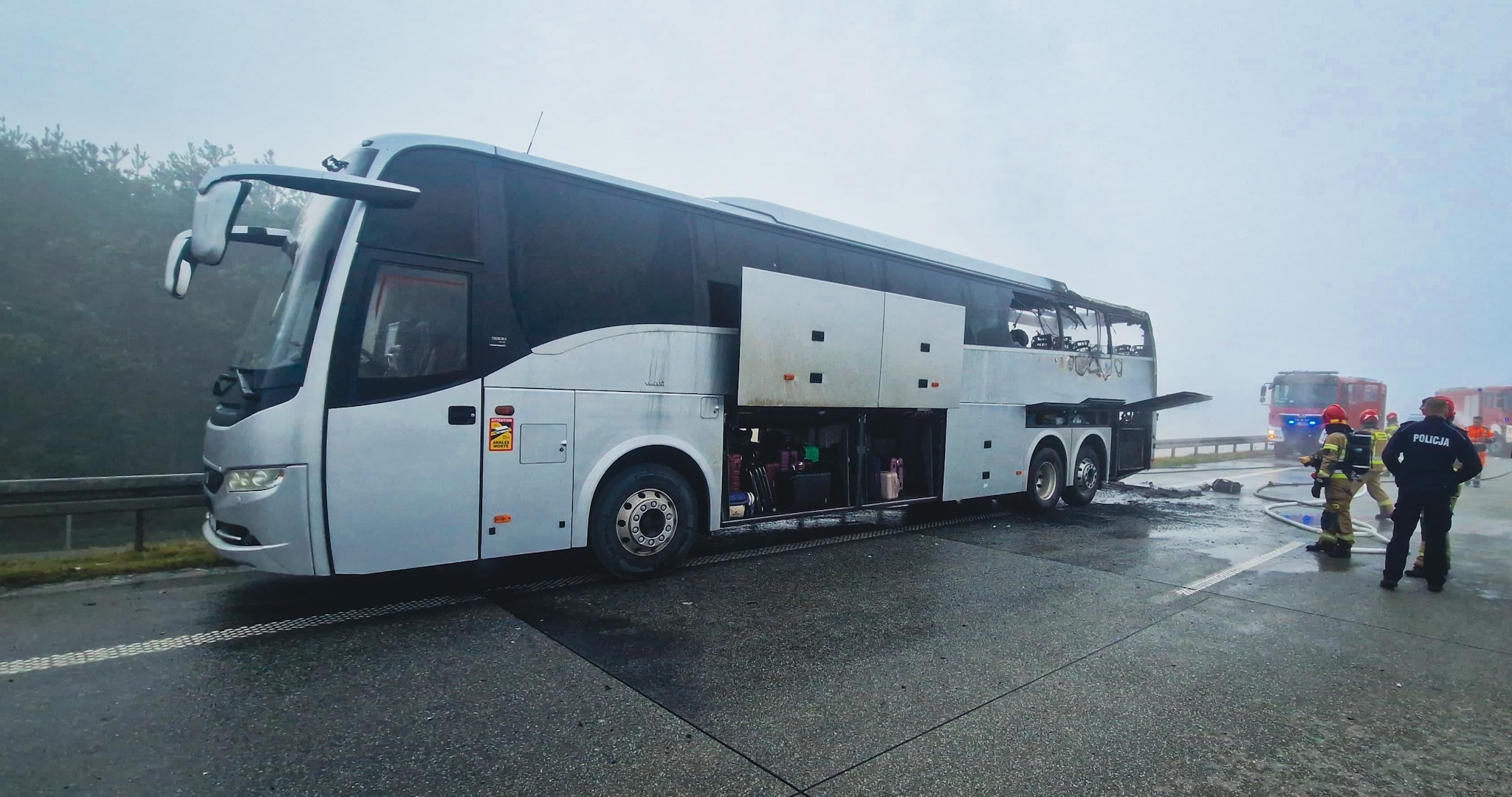 Rawa Mazowiecka. Droga ekspresowa S8, węzeł Rawa-Północ. Pożar autokaru z wycieczką szkolną z Mierzęcic. 8 października 2025.