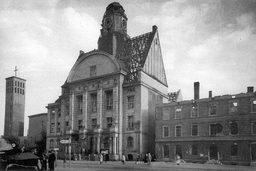 1945 r. Zniszczenia gmachu dawnego ratusza gminy Bogucice. Fotopolska.eu