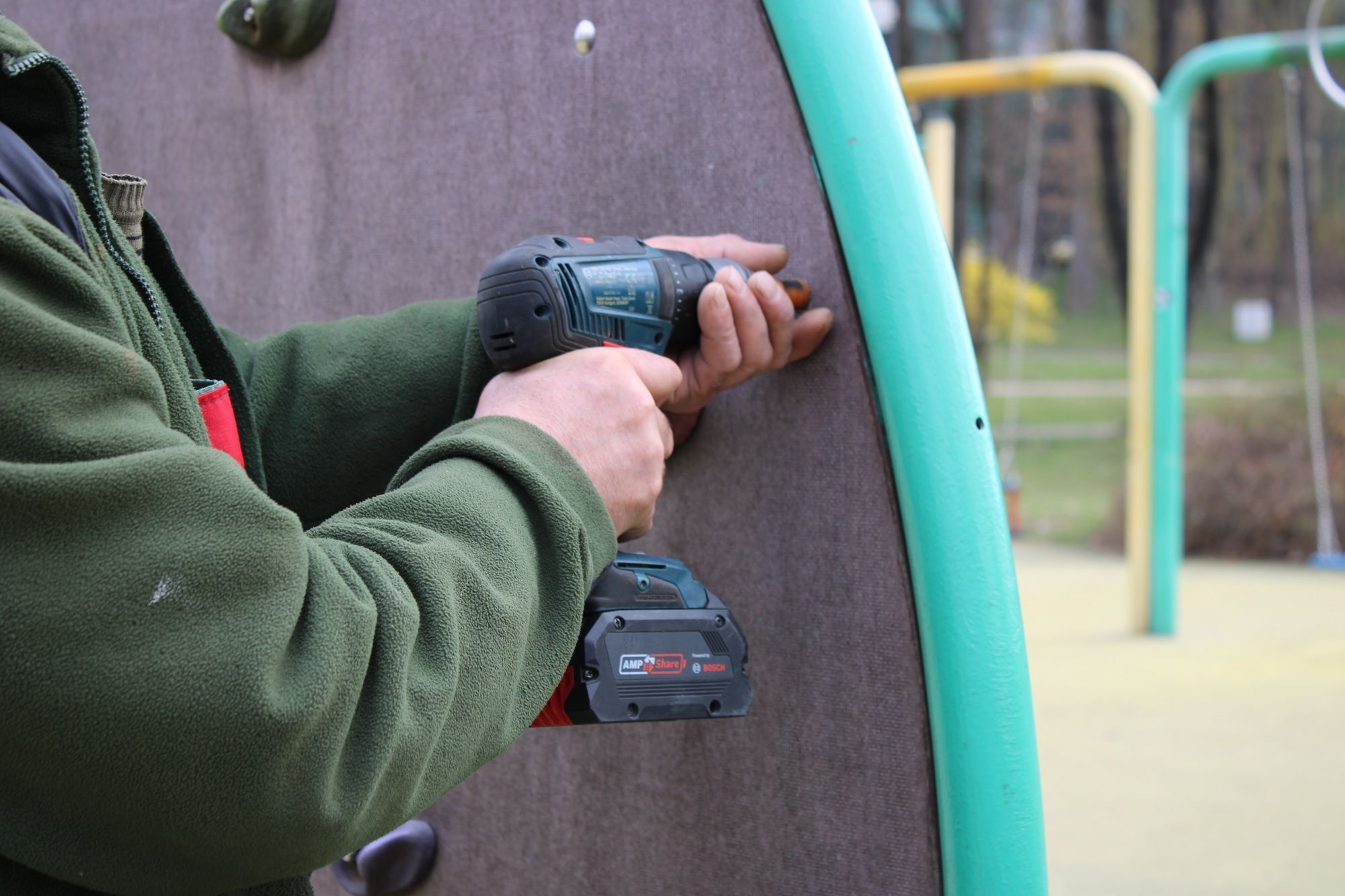 Remont placów zabaw polega m.in. na wymianie elementów zabawowych