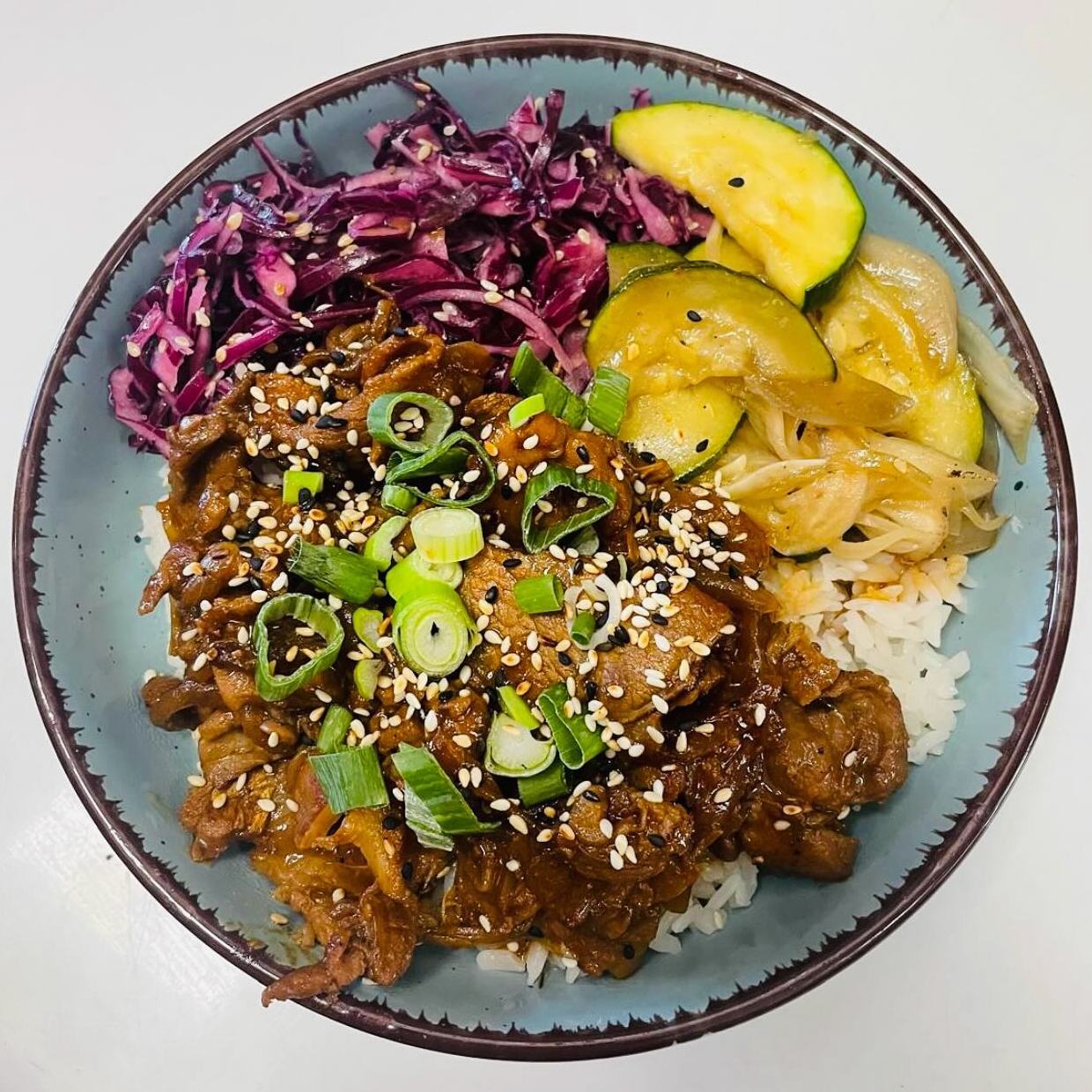 Restauracja «Mr. Yummy Umami». Dżej juk bok kum (jey uk bok keum). 16 września 2025.