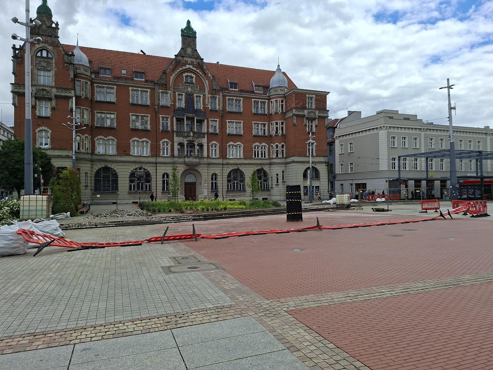 Rozkopane torowisko al Korfantego