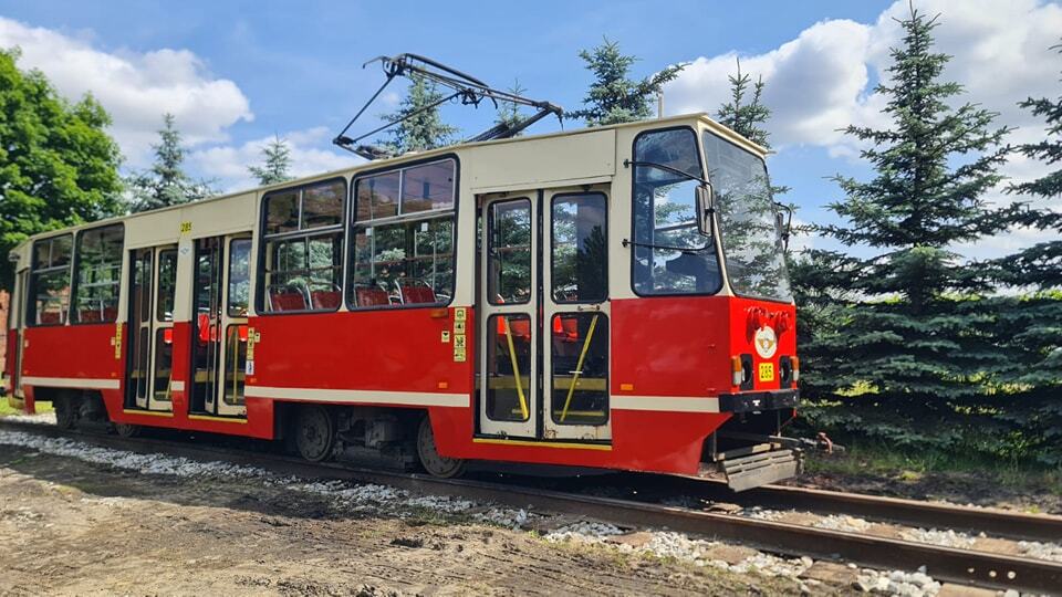Wagon Konstal 105Na na terenie Muzeum Historii Polski Ludowej w Rudzie Śląskiej. 19 czerwca 2025.