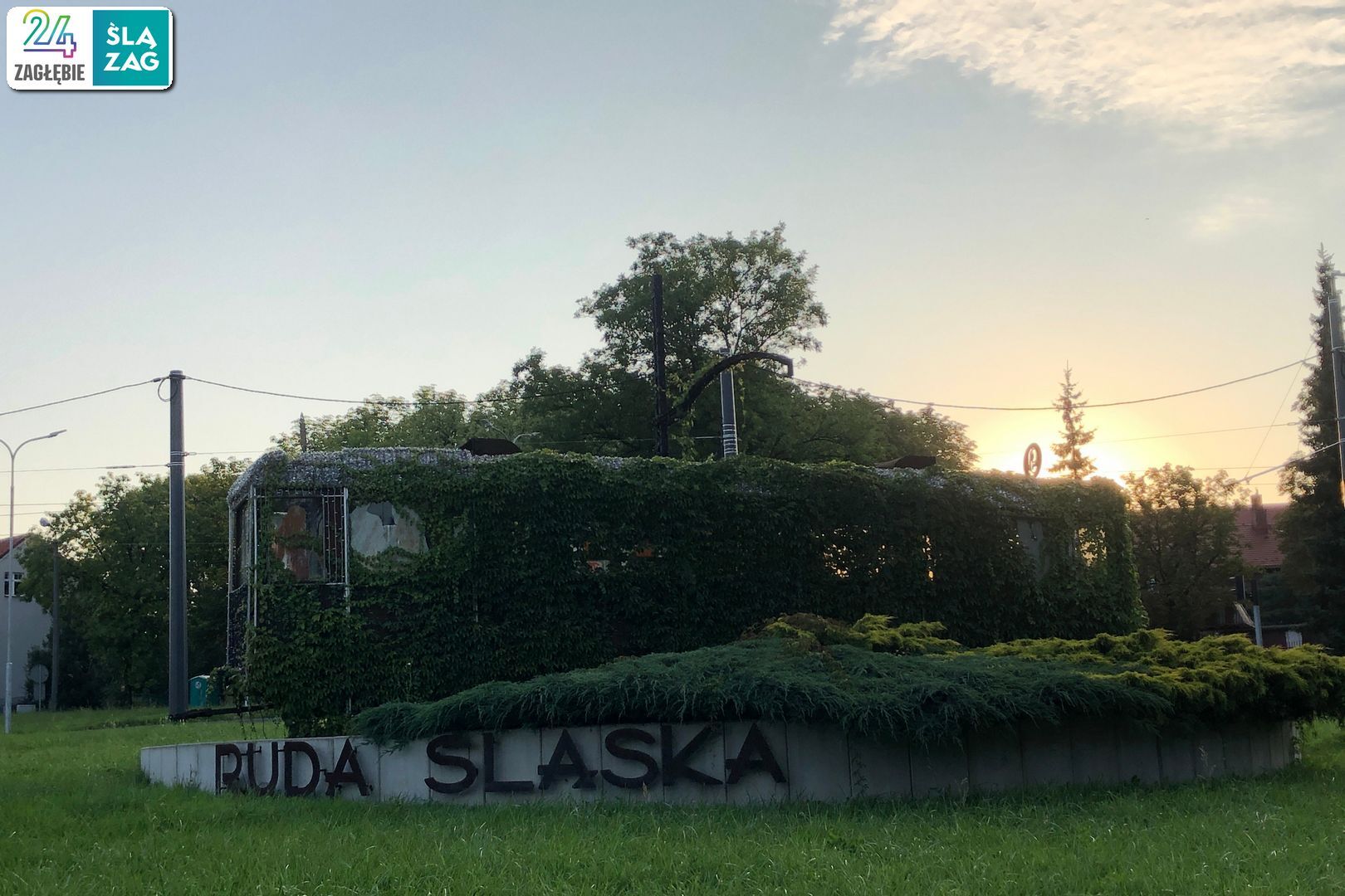 Ruda Śląska-Chebzie. Zabytkowy tramwaj na rondzie Unii Europejskiej. Test nawigacji rowerowych: Google Maps, Apple Maps, Mapy.cz. Zdjęcia z trasy. 9 sierpnia 2025.