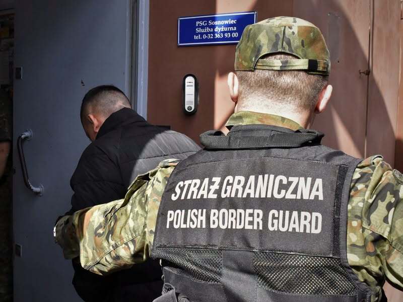 Rudniki, gmina Włodowice, powiat zawierciański. Pijany Ukrainiec wjechał BMW w ogrodzenie posesji przy ulicy Górniczej. Podejrzany w rękach Straży Granicznej. 21 lipca 2026