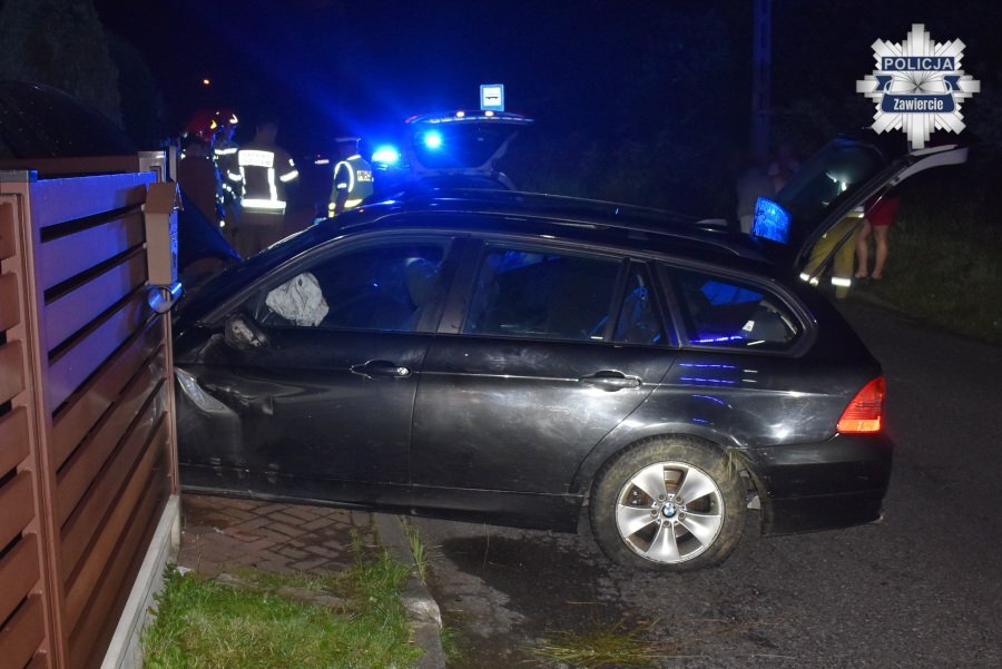 Rudniki, gmina Włodowice, powiat zawierciański. Pijany Ukrainiec wjechał BMW w ogrodzenie posesji przy ulicy Górniczej. 19 lipca 2026