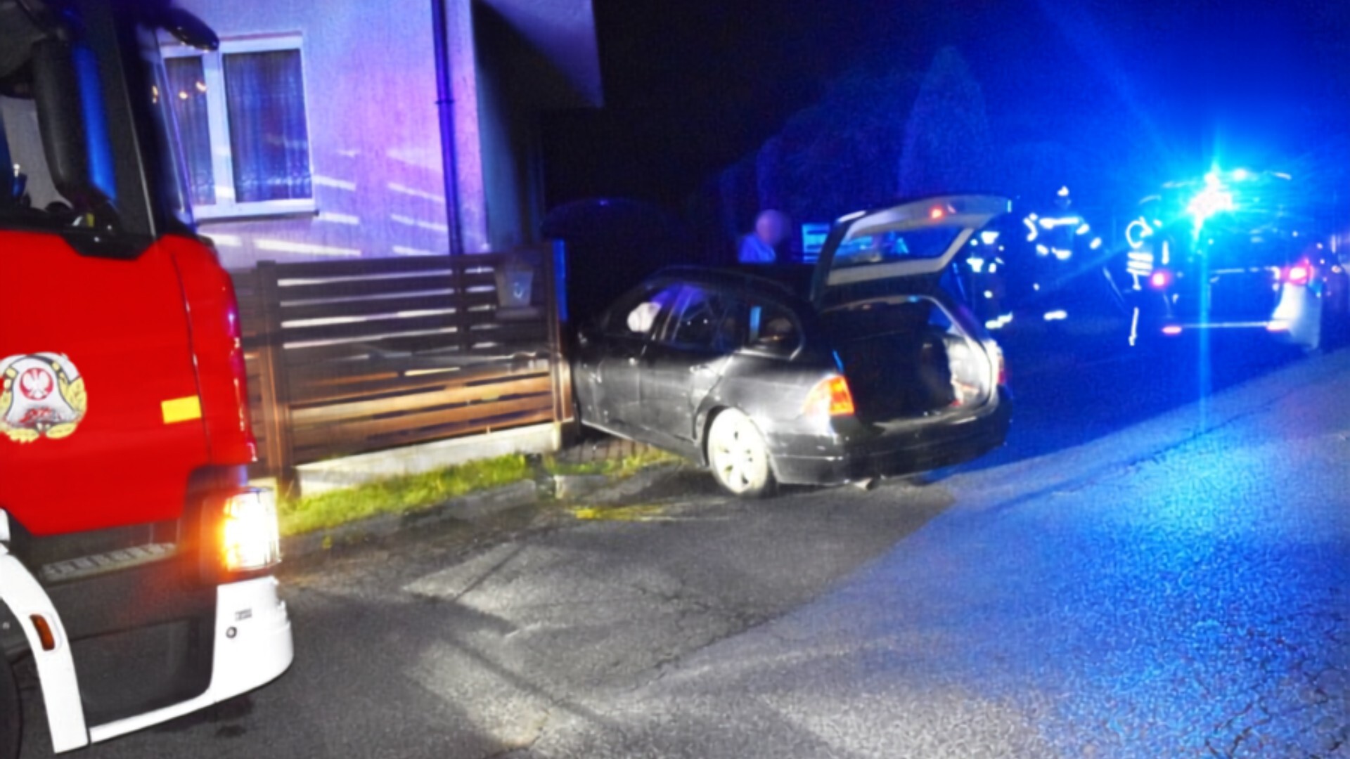 Pijany, 19-letni Ukrainiec wjechał BMW w ogrodzenie. Deportacja do Ukrainy uchroni go przed karą?