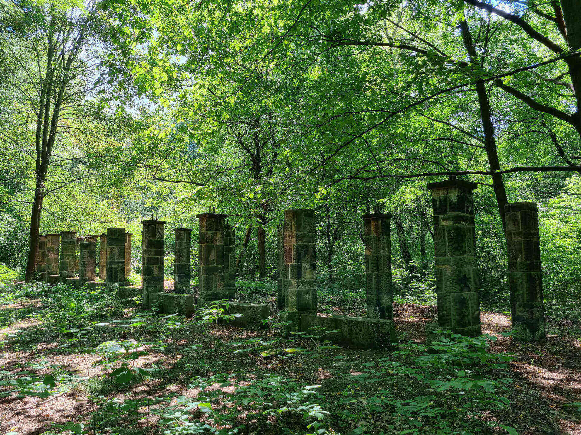 Ruiny pergoli w Alpinarium