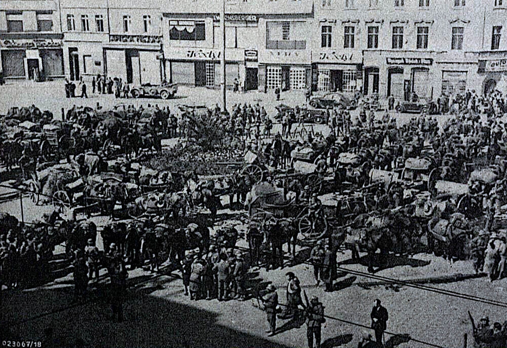 Rynek w Katowicach 4 września 1939. Kamienice północnej pierzei (na ostatnim planie) nie istnieją.