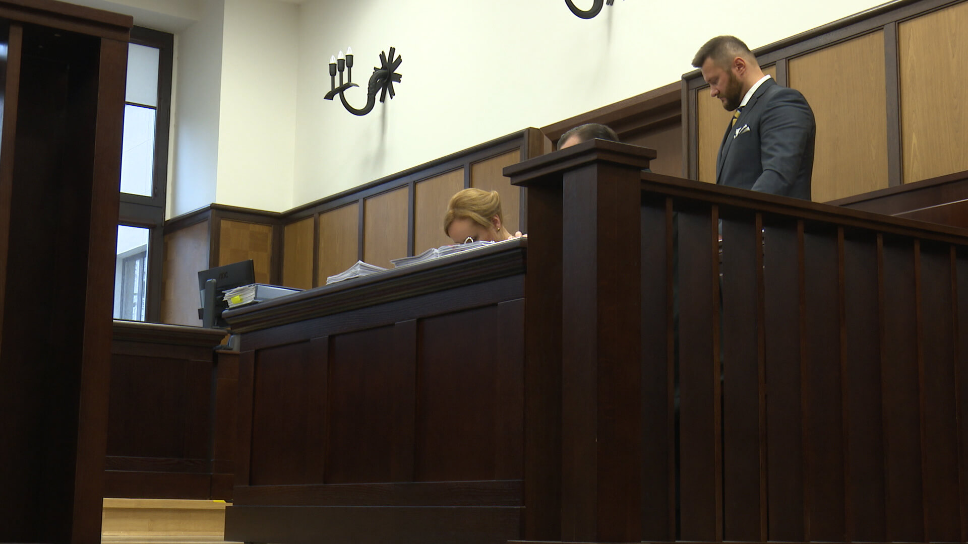 Ryszard Bogucki na sali rozpraw w sądzie.