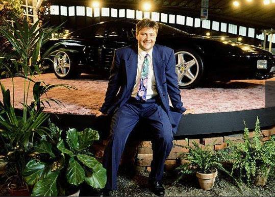 Ryszard Bogucki w salonie samochodowym „Highlife” w Chorzowie.