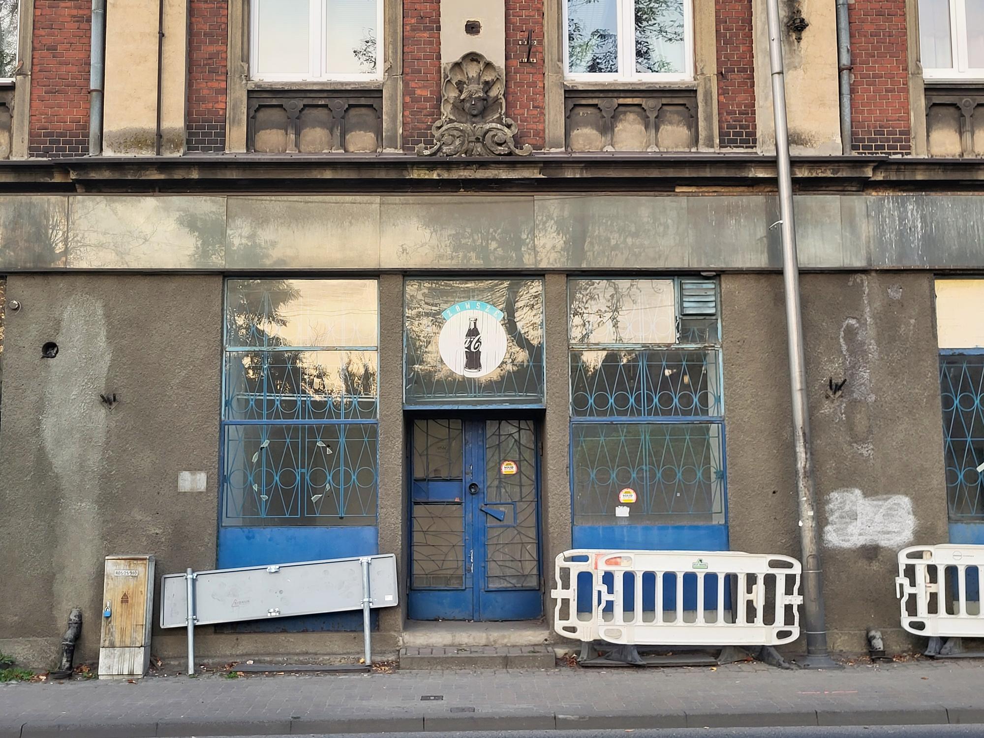 Rzeźba zdaje się symbolizować upadek spuścizny poniemieckiej sklep burzliwych lat 90 i 2000, Mysłowice