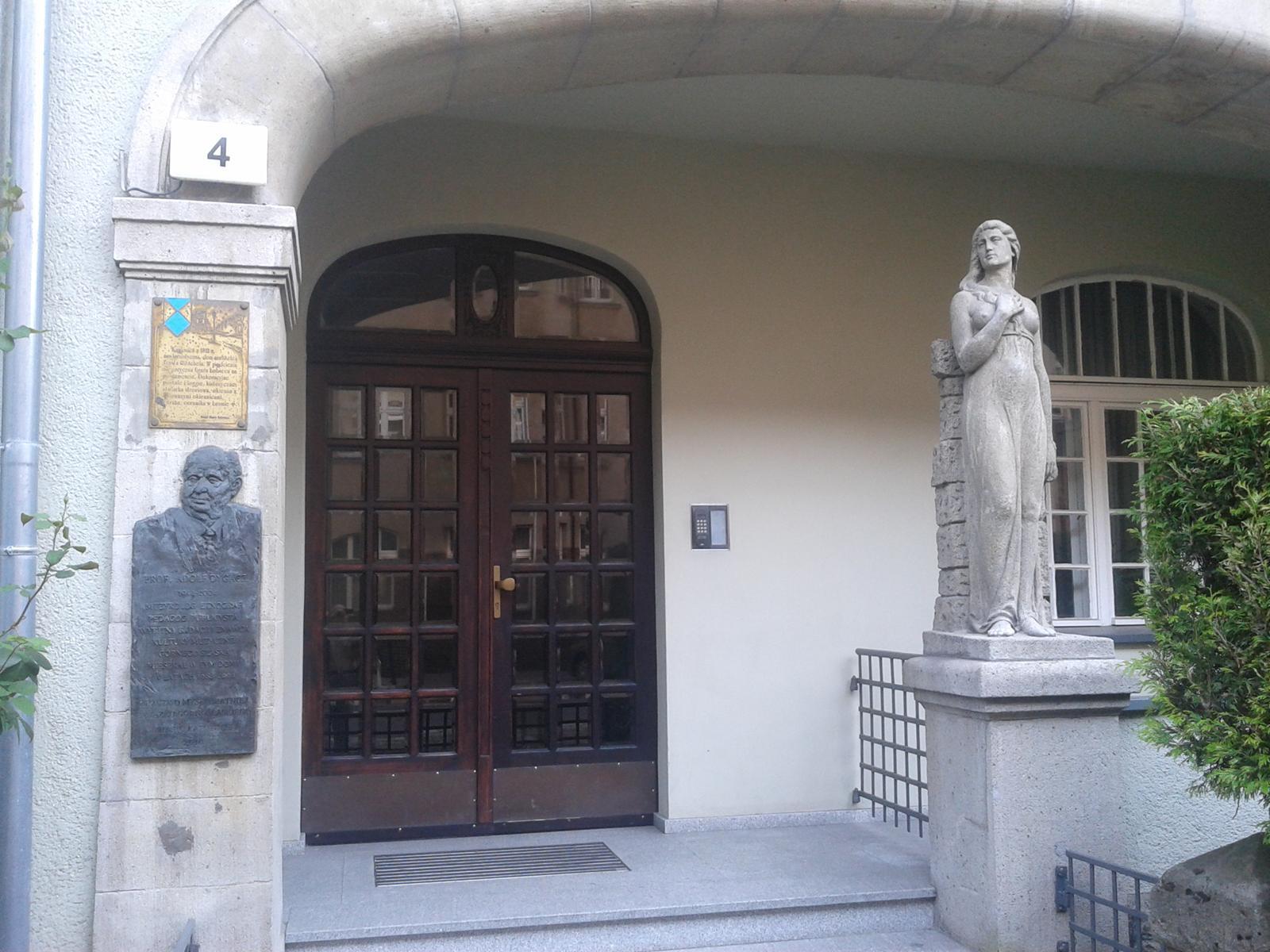 Rzeźba pięknej pani, kamienica, ul. Wita Stwosza, Katowice