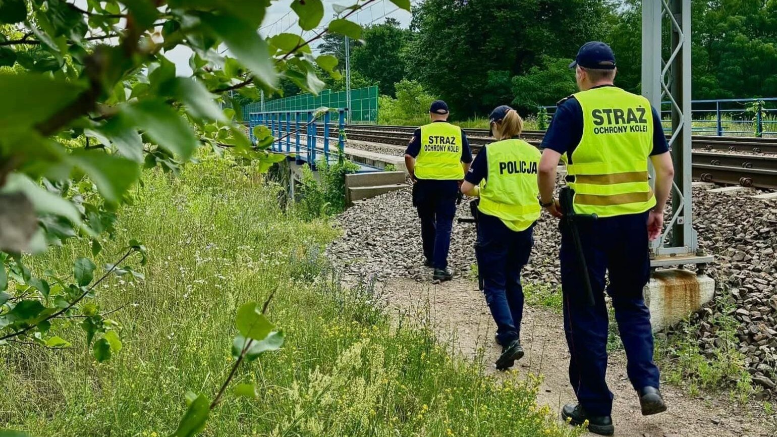 Chuligański wybryk dzieci. Chłopcy ułożyli kamienie na szynach. Na tę przeszkodę najechał pociąg Intercity