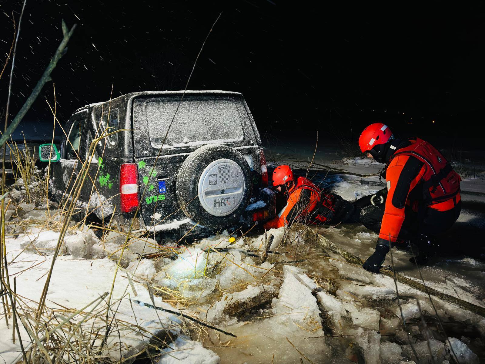 Samochód wjechał na cienki lód Jeziora Żywieckiego, który się pod nim załamał