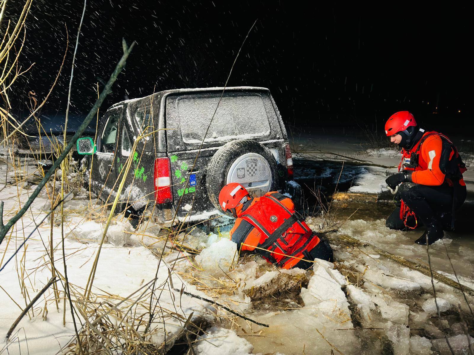 Samochód wjechał na cienki lód Jeziora Żywieckiego, który się pod nim załamał