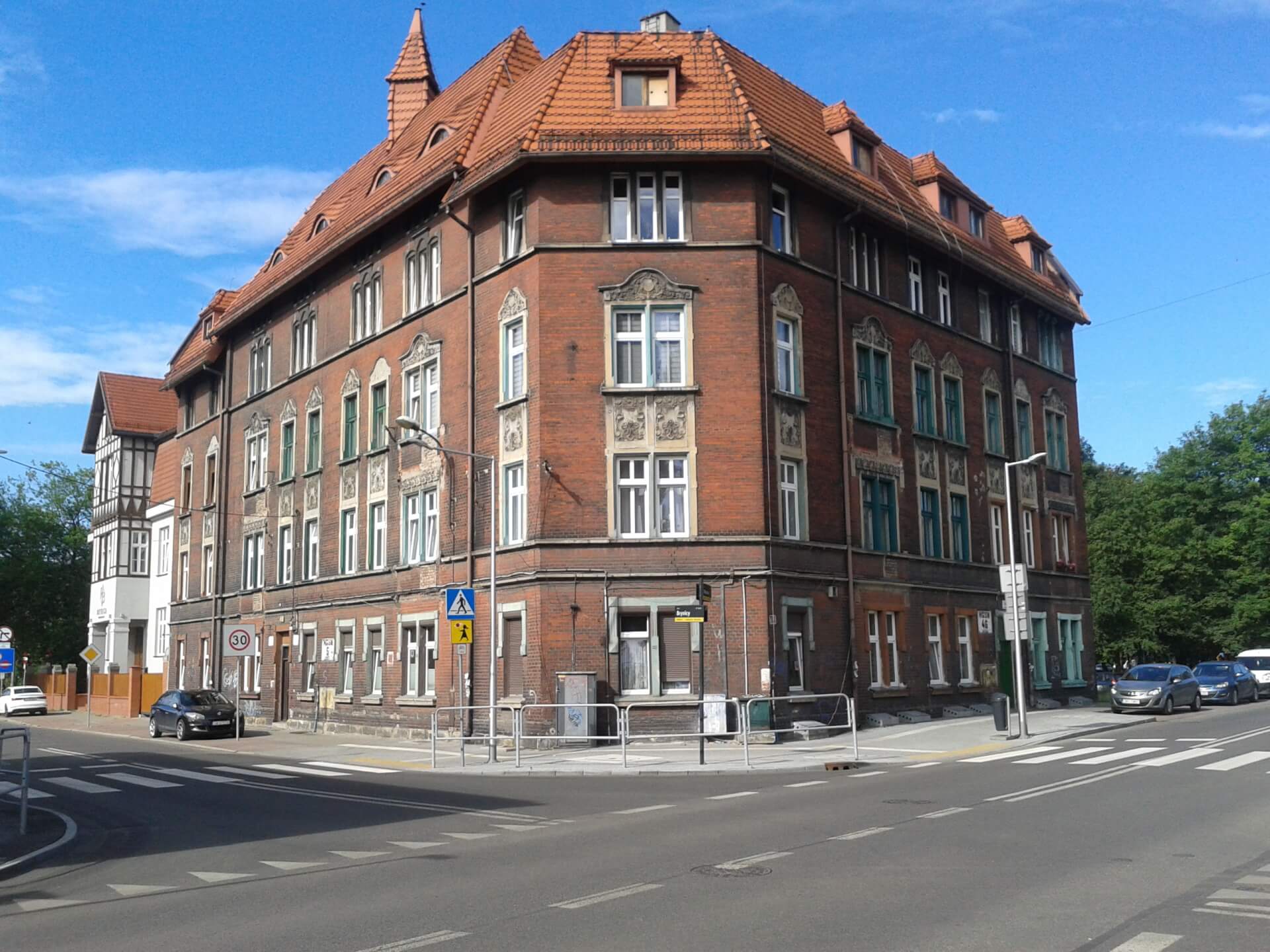 Siedziba Urzędu Obwodowego Roździeń Szopienice na parterze budynku widok obecny