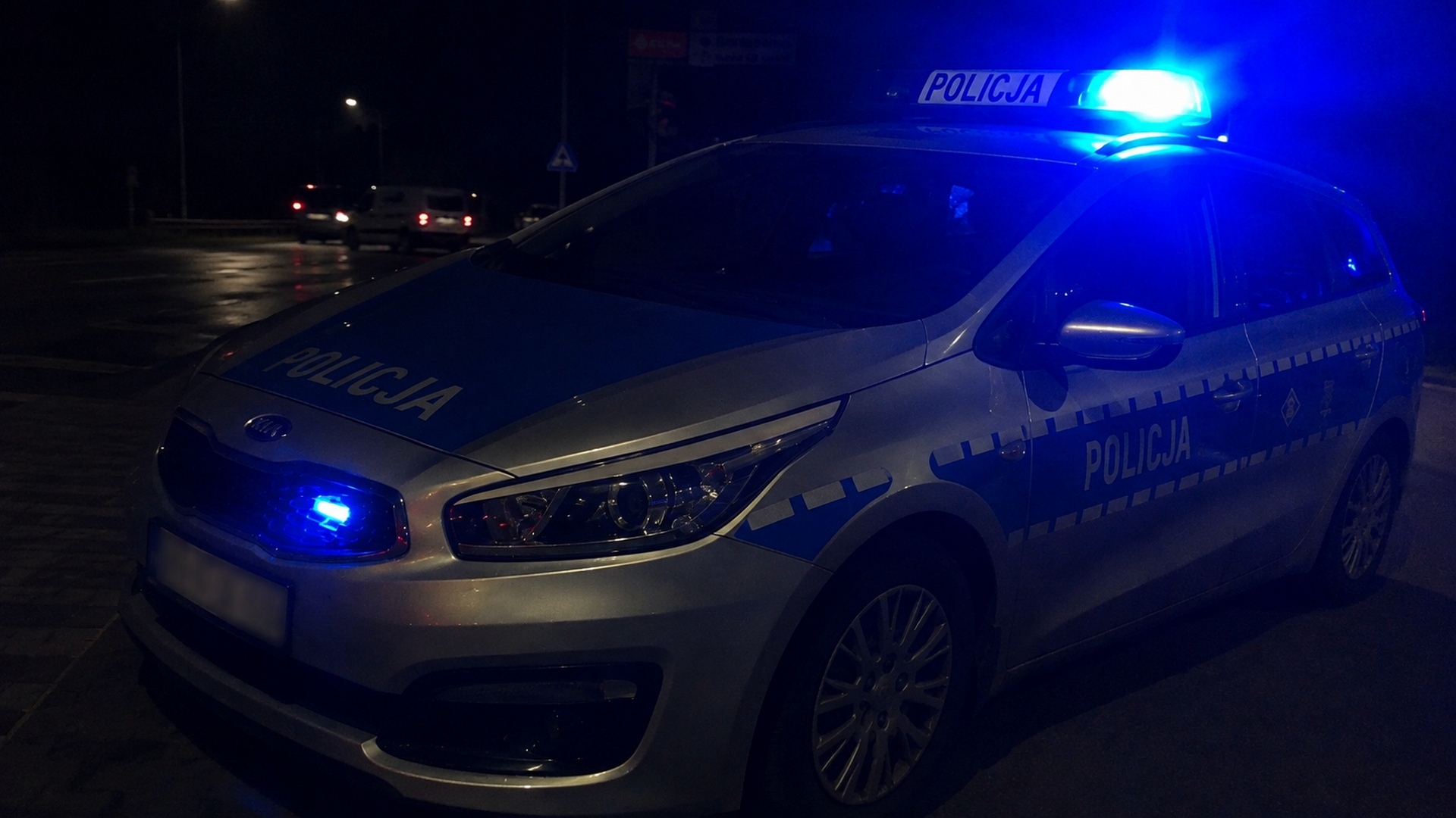 Nocny wypadek z udziałem trzech samochodów. Dwoje dzieci w szpitalu, sprawca uciekł
