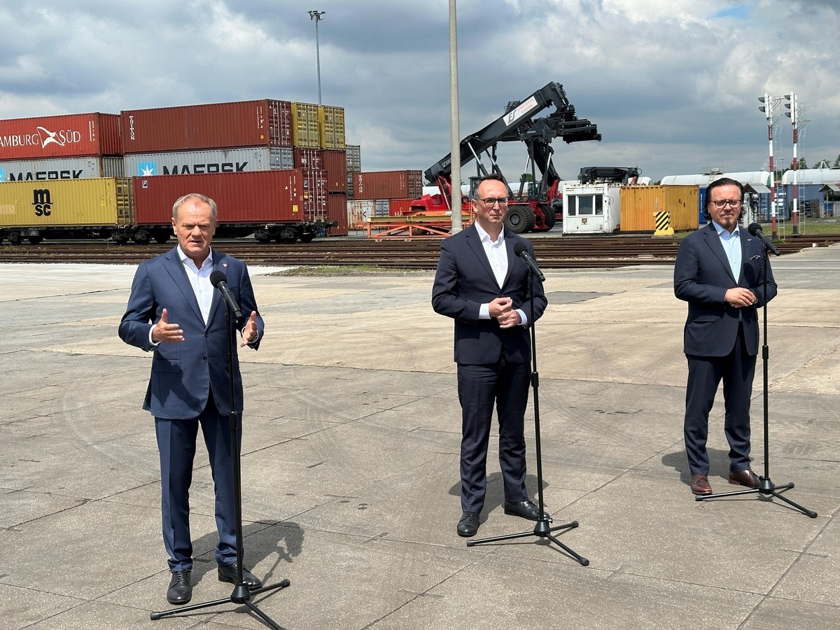 Sławków. „Euroterminal Sławków” sp. z o. o. – podpisanie umowy z ARP S.A.. Na zdjęciu od lewej: Donald Tusk, Dariusz Klimczak, Wojciech Balczun. 26 maja 2025.