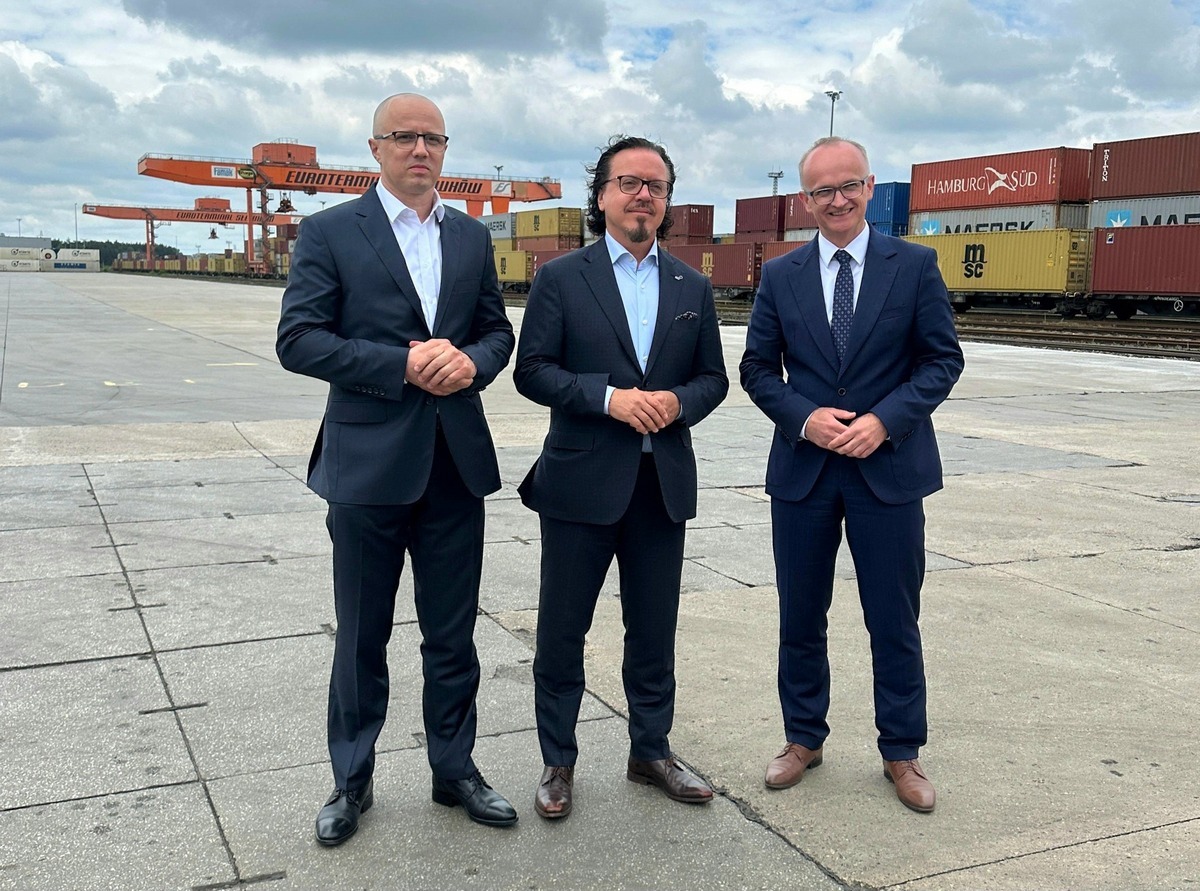 Sławków. „Euroterminal Sławków” sp. z o. o. – podpisanie umowy z ARP S.A.. Na zdjęciu od lewej: Jakub Styczeń, Wojciech Balczun i Rafał Adamczyk. 26 maja 2025.