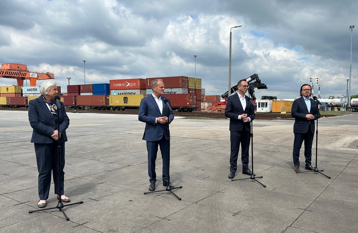 Sławków. „Euroterminal Sławków” sp. z o. o. – podpisanie umowy z ARP S.A.. Na zdjęciu od lewej: Marzena Czarnecka, Donald Tusk, Dariusz Klimczak, Wojciech Balczun. 26 maja 2025.