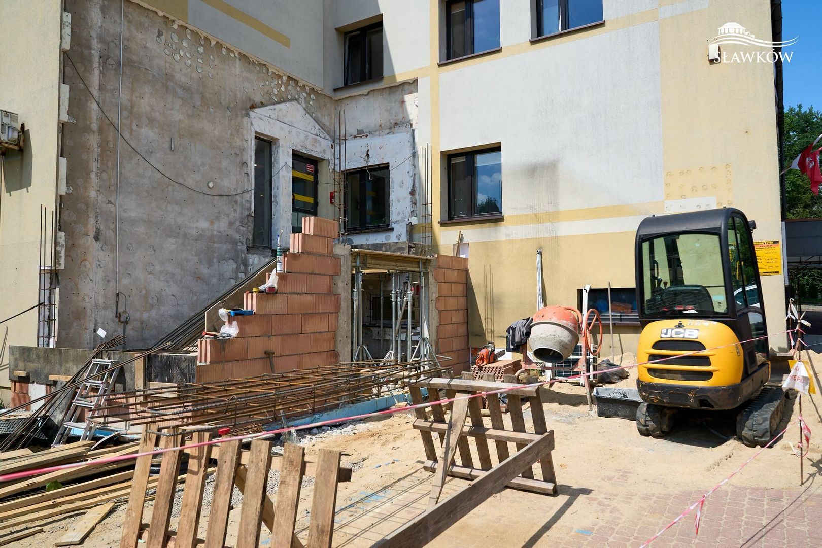 Sławków. Budynek Urzędu Miasta przy ulicy Łosińskiej 1. Klatka schodowa zewnętrzna w trakcie przebudowy. Lipiec 2026