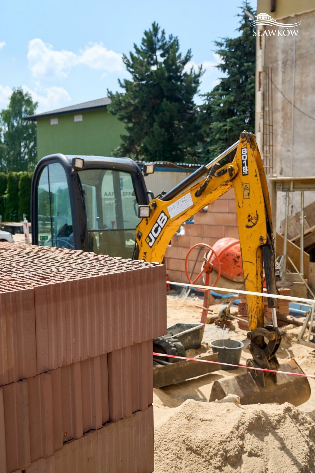 Sławków. Budynek Urzędu Miasta przy ulicy Łosińskiej 1. Klatka schodowa zewnętrzna w trakcie przebudowy. Lipiec 2026