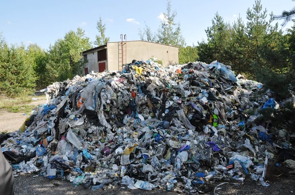 Sławków. Dzikie wysypisko firmy »Rekult« odpadów na terenach kolejowych przy ulicy Okradzionowskiej. 22 września 2015.