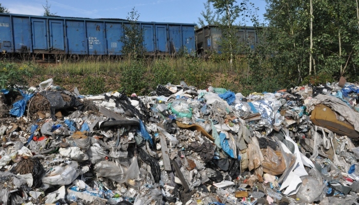 Sławków. Dzikie wysypisko firmy »Rekult« odpadów na terenach kolejowych przy ulicy Okradzionowskiej. 22 września 2015.