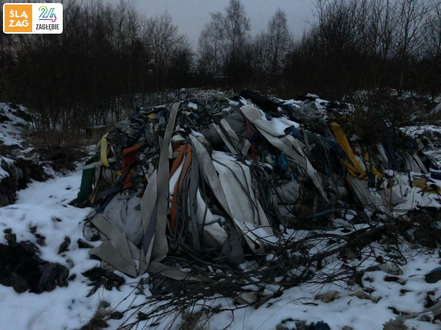 Sławków. Nielegalne wysypisko i składowisko odpadów na terenie PKP. 21 lutego 2026