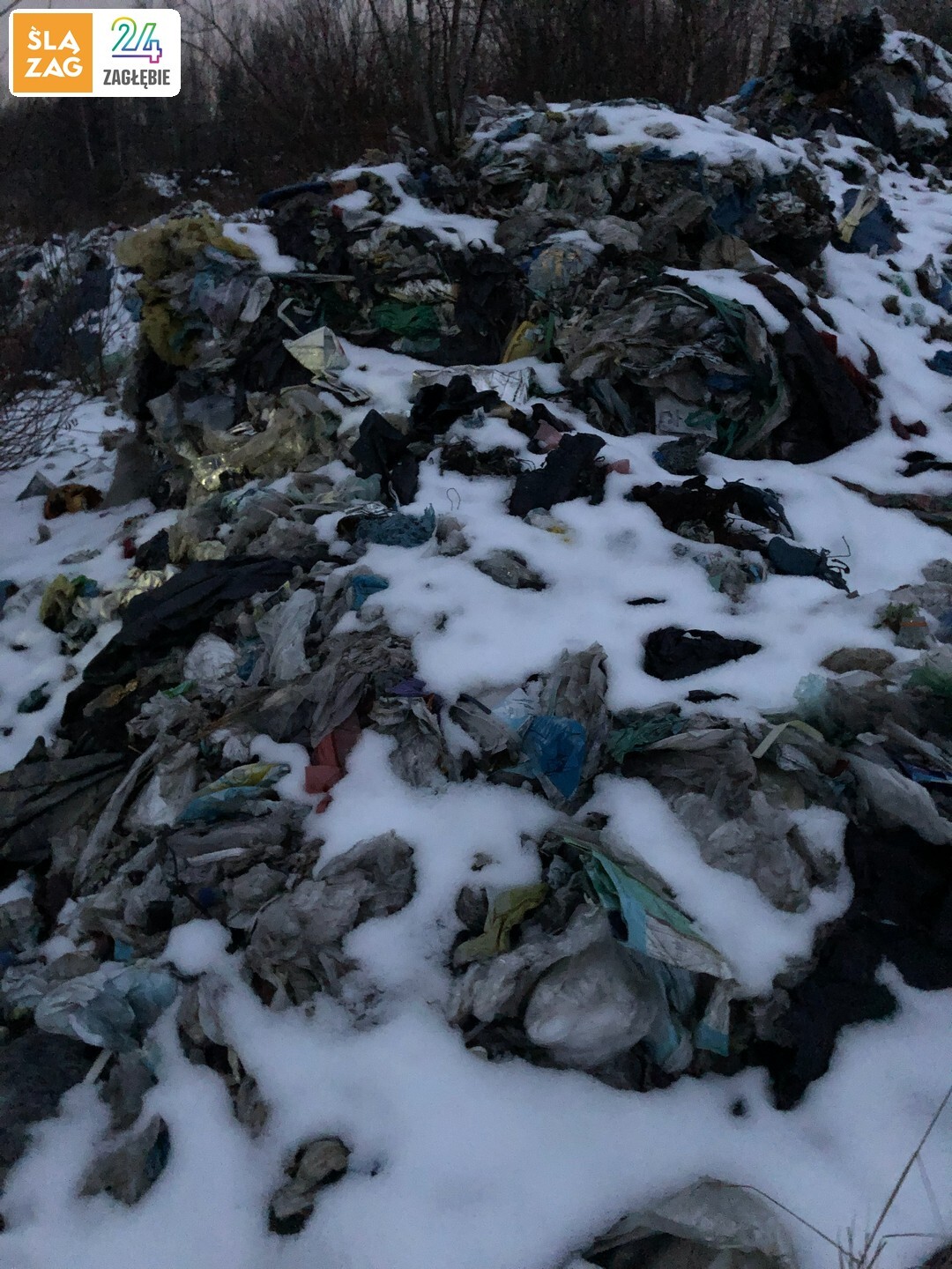 Sławków. Nielegalne wysypisko i składowisko odpadów na terenie PKP. 21 lutego 2026
