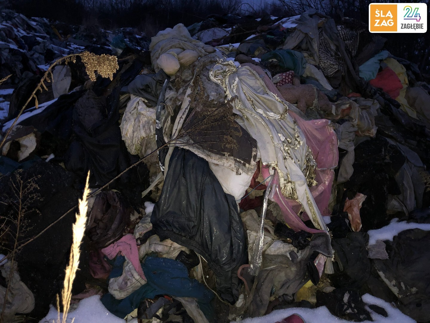 Sławków. Nielegalne wysypisko i składowisko odpadów na terenie PKP. 21 lutego 2026