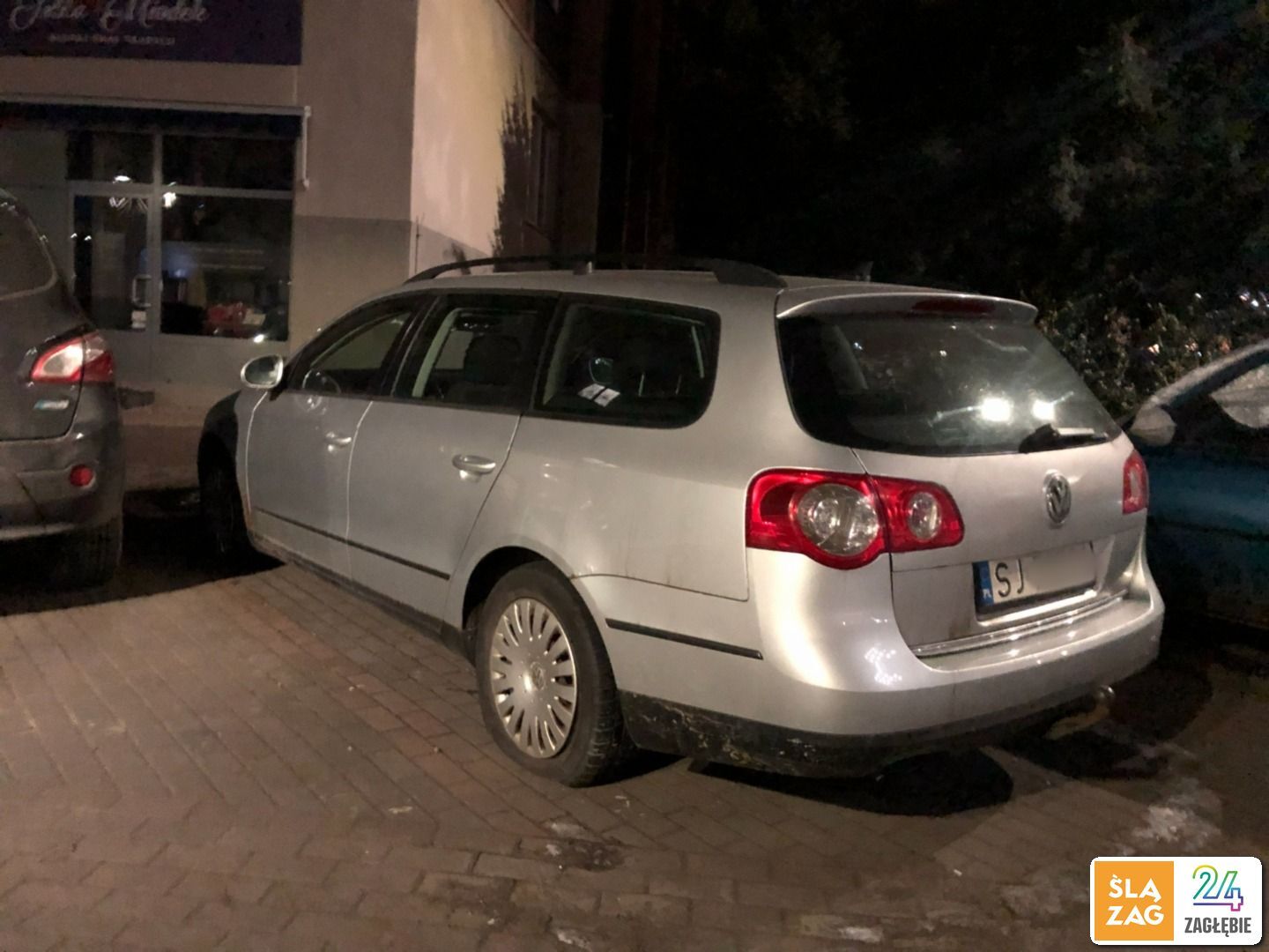 Sosnowiec. Aleja Zwycięstwa. Ten samochód stoi bez powietrza w kole już jakiś czas. A miejsc parkingowych w centrum brakuje. 2 lutego 2026.