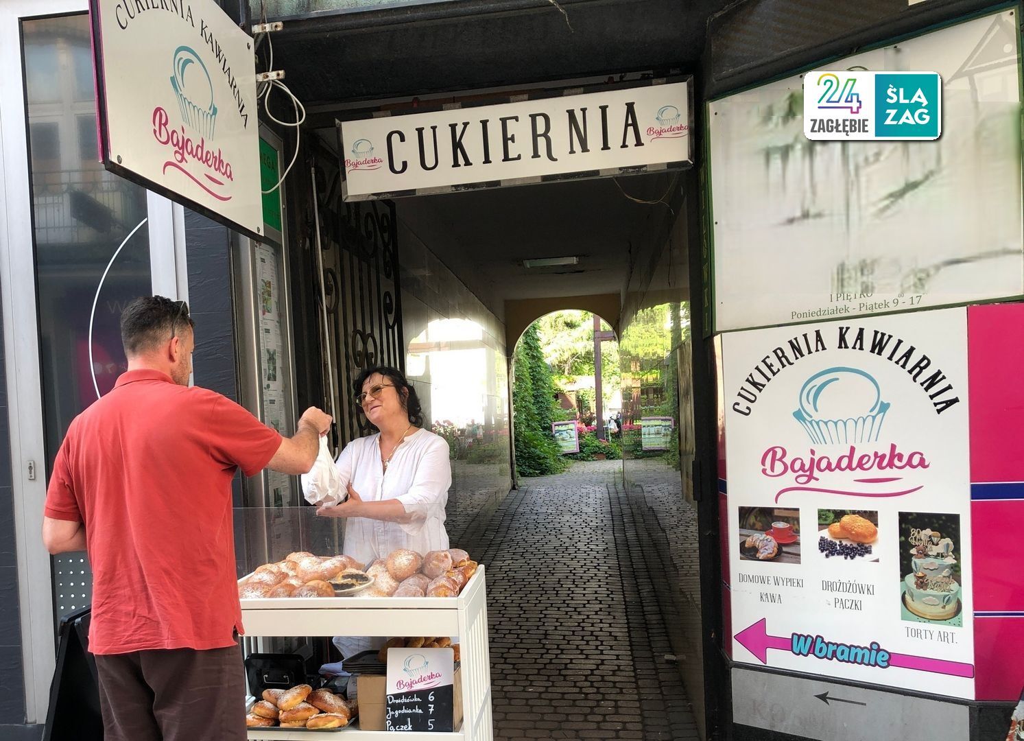 Sosnowiec. Cukiernia „Bajaderka”. Pani Renata sprzedaje jagodzianki. 18 lipca 2025.