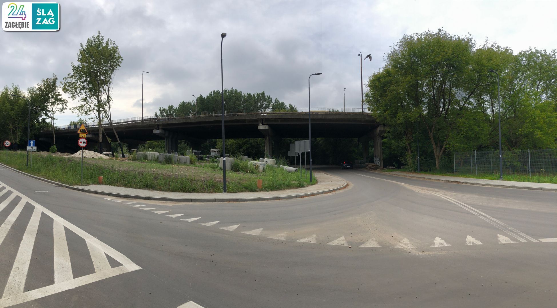 Sosnowiec. Estakada w ciągu drogi krajowej nr 94, nad linią kolejową nr 1, Czarną Przemszą, ulicami Piotrkowską i Chemiczną. Stan na 8 lipca 2025 roku.