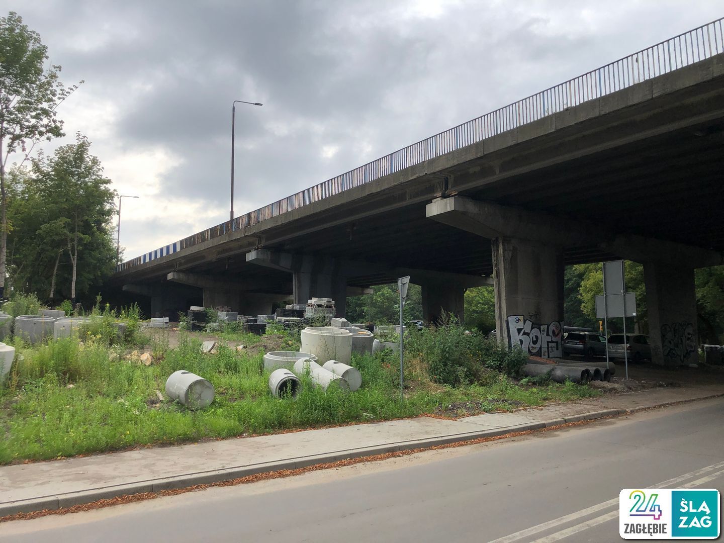 Sosnowiec. Estakada w ciągu drogi krajowej nr 94, nad linią kolejową nr 1, Czarną Przemszą, ulicami Piotrkowską i Chemiczną. Stan na 8 lipca 2025 roku.