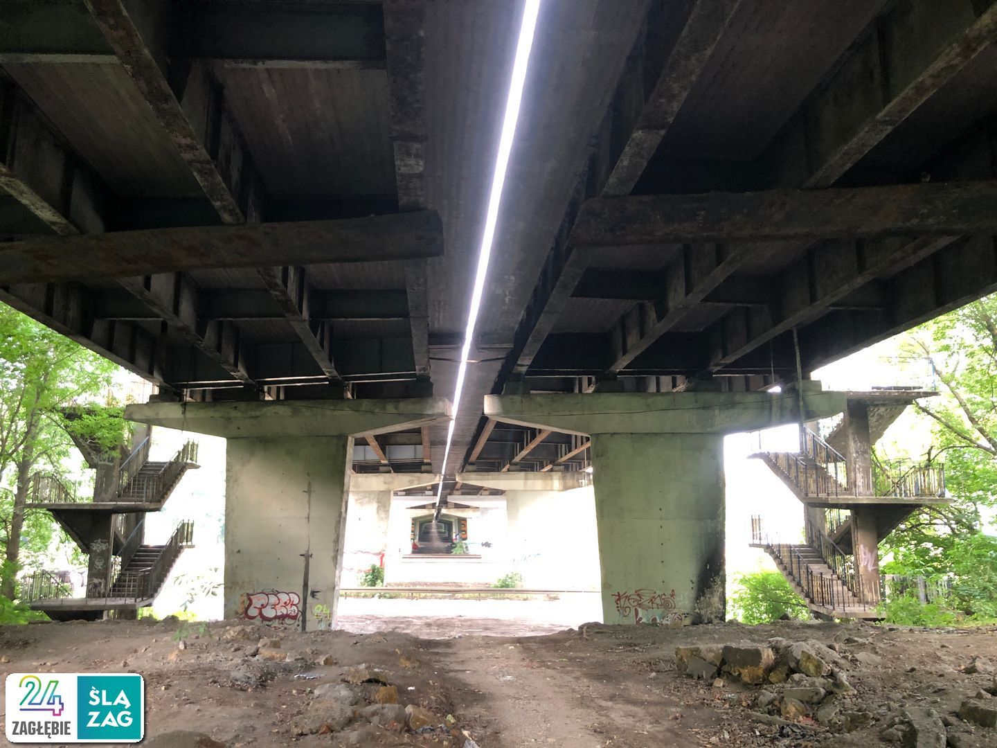 Sosnowiec. Estakada w ciągu drogi krajowej nr 94, nad linią kolejową nr 1, Czarną Przemszą, ulicami Piotrkowską i Chemiczną. Stan na 8 lipca 2025 roku.