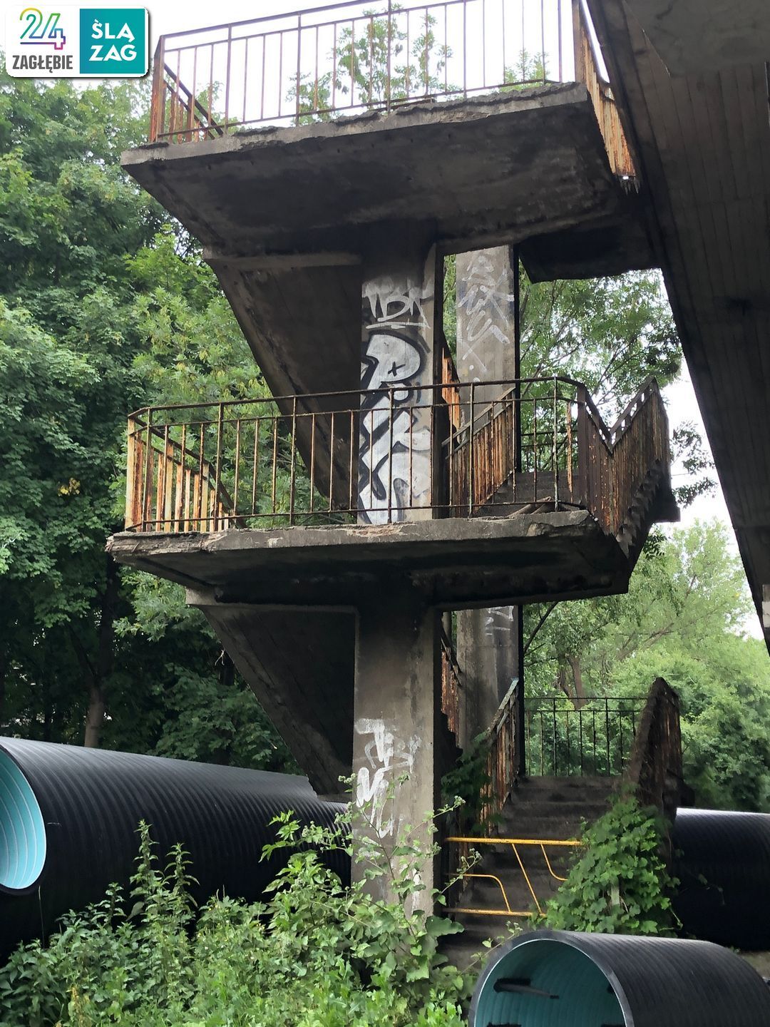 Sosnowiec. Estakada w ciągu drogi krajowej nr 94, nad linią kolejową nr 1, Czarną Przemszą, ulicami Piotrkowską i Chemiczną. Stan na 8 lipca 2025 roku.