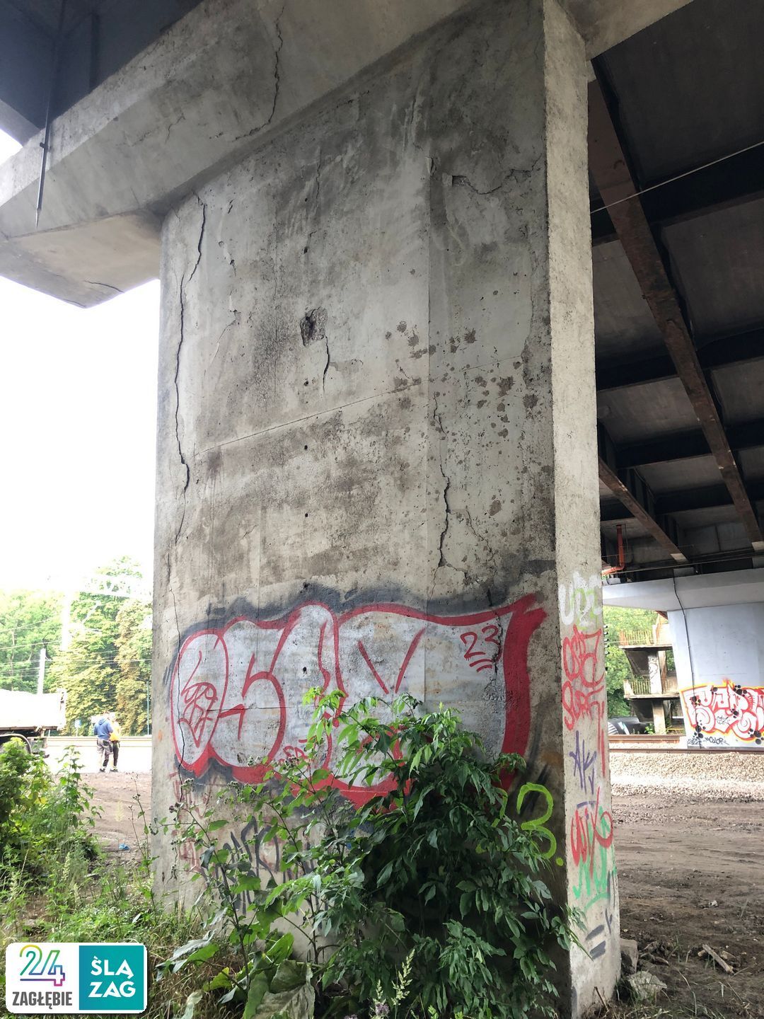 Sosnowiec. Estakada w ciągu drogi krajowej nr 94, nad linią kolejową nr 1, Czarną Przemszą, ulicami Piotrkowską i Chemiczną. Stan na 8 lipca 2025 roku.