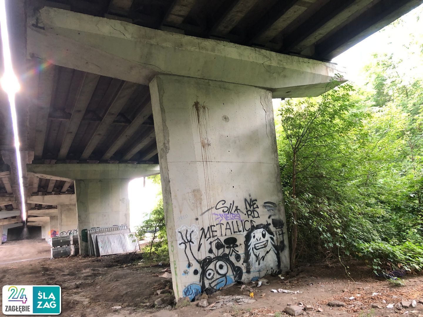 Sosnowiec. Estakada w ciągu drogi krajowej nr 94, nad linią kolejową nr 1, Czarną Przemszą, ulicami Piotrkowską i Chemiczną. Stan na 8 lipca 2025 roku.