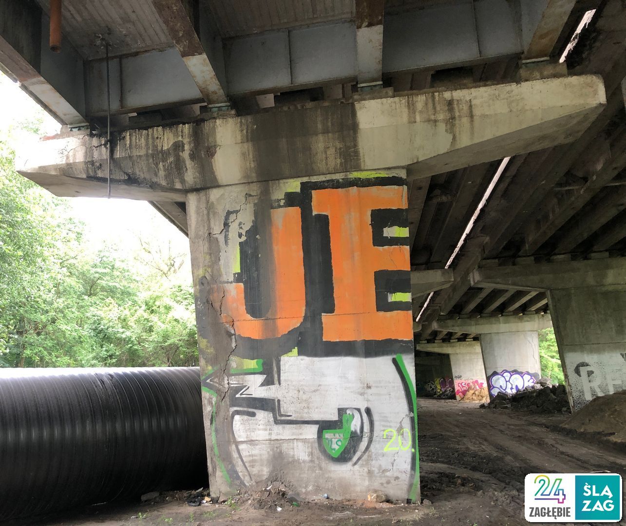 Sosnowiec. Estakada w ciągu drogi krajowej nr 94, nad linią kolejową nr 1, Czarną Przemszą, ulicami Piotrkowską i Chemiczną. Stan na 8 lipca 2025 roku.
