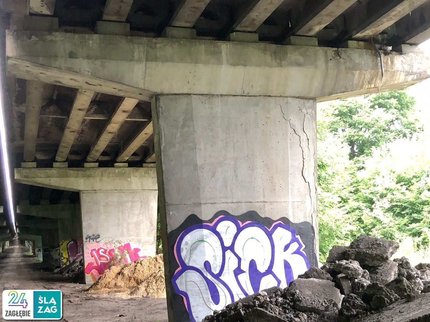 Sosnowiec. Estakada w ciągu drogi krajowej nr 94, nad linią kolejową nr 1, Czarną Przemszą, ulicami Piotrkowską i Chemiczną. Stan na 8 lipca 2025 roku.