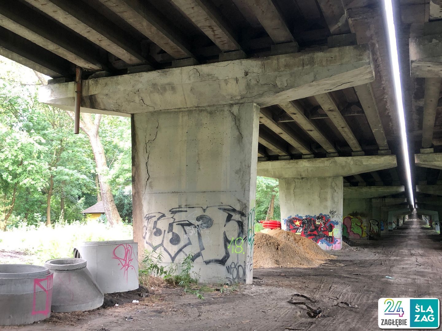 Sosnowiec. Estakada w ciągu drogi krajowej nr 94, nad linią kolejową nr 1, Czarną Przemszą, ulicami Piotrkowską i Chemiczną. Stan na 8 lipca 2025 roku.