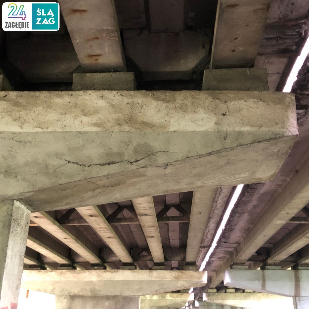 Sosnowiec. Estakada w ciągu drogi krajowej nr 94, nad linią kolejową nr 1, Czarną Przemszą, ulicami Piotrkowską i Chemiczną. Stan na 8 lipca 2025 roku.