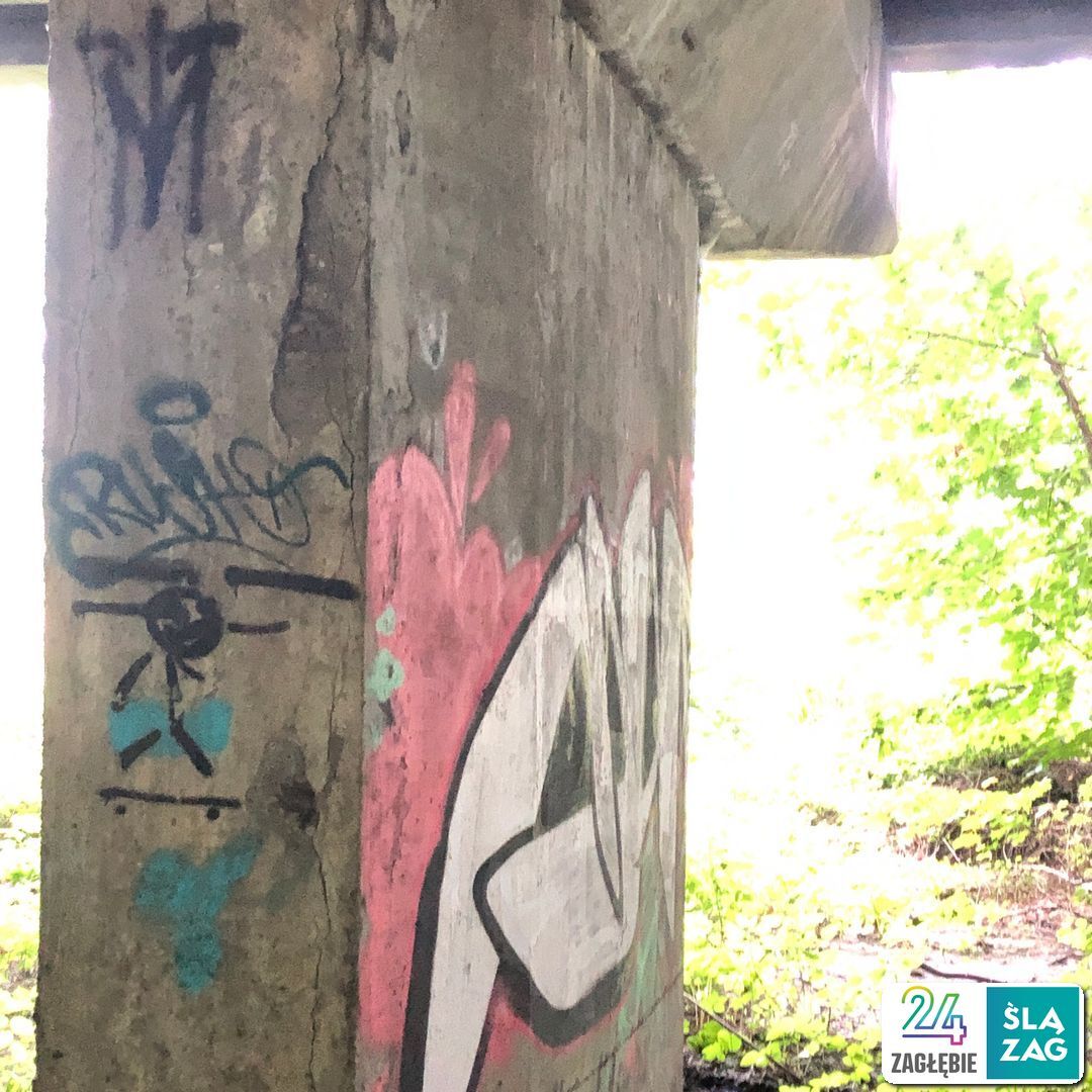 Sosnowiec. Estakada w ciągu drogi krajowej nr 94, nad linią kolejową nr 1, Czarną Przemszą, ulicami Piotrkowską i Chemiczną. Stan na 8 lipca 2025 roku.